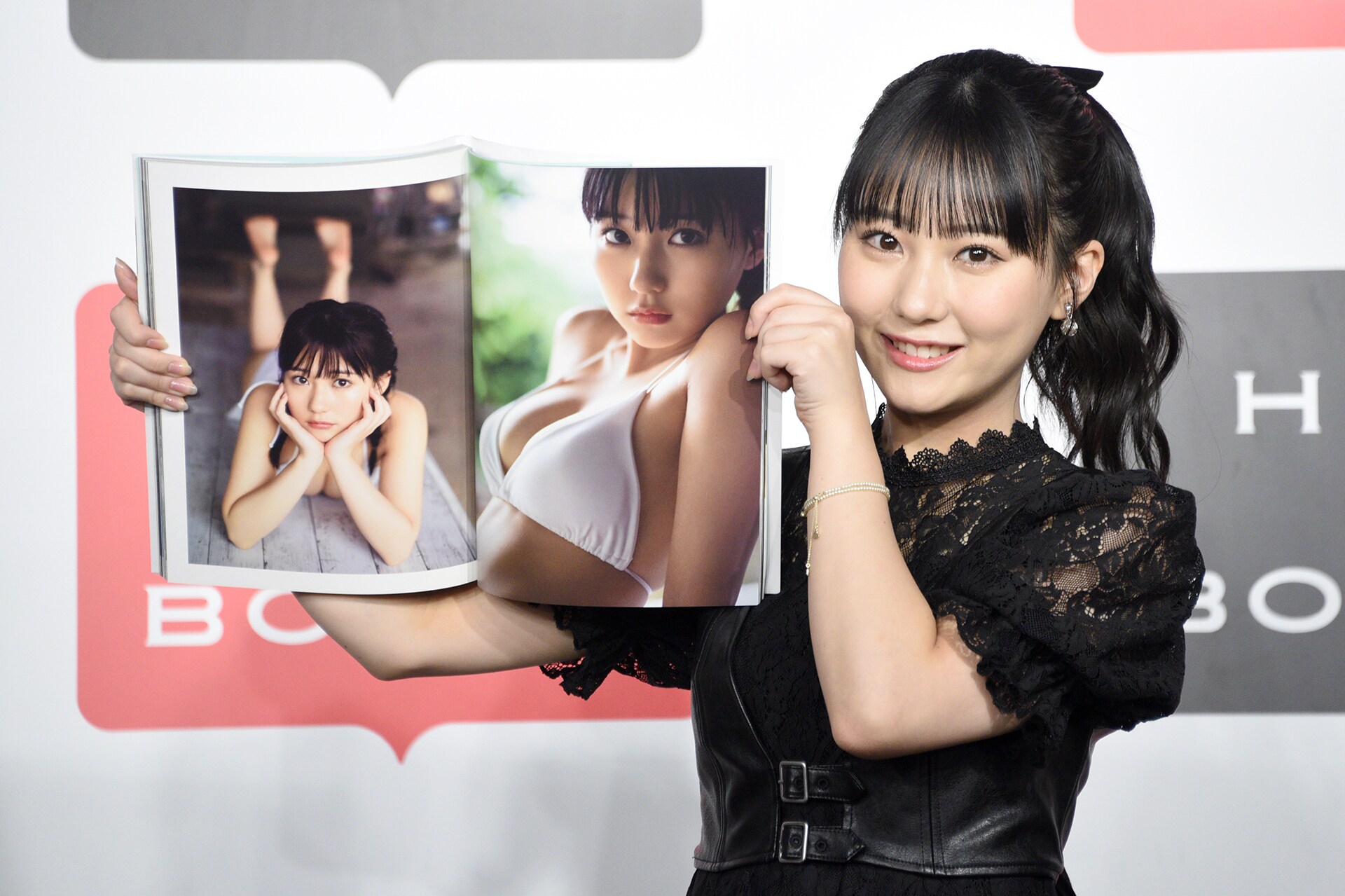 写真集のお気に入りカットを見せる田中美久（HKT48）。 [画像