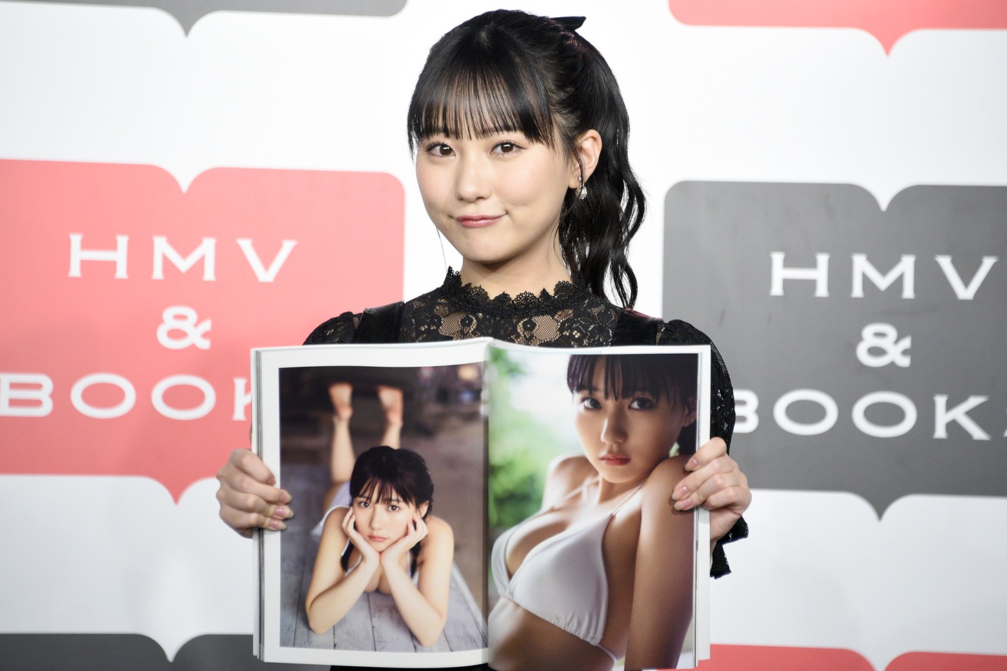 写真集のお気に入りカットを見せる田中美久（HKT48）。