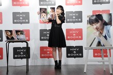 写真集のお気に入りカットを見せる田中美久（HKT48）。