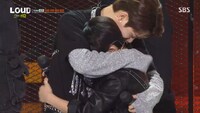 「LOUD」第14話より、抱き合うチャン・ヒョンスとコウキ。