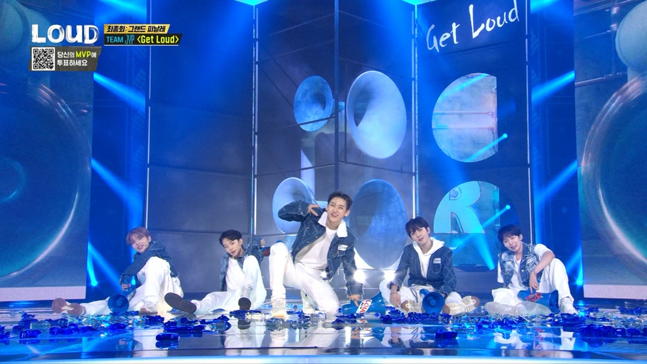 「LOUD」最終話より、Team JYP「Get Loud」披露中の様子。