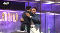 「LOUD」最終話より、抱き合うJ.Y. ParkとPSY。