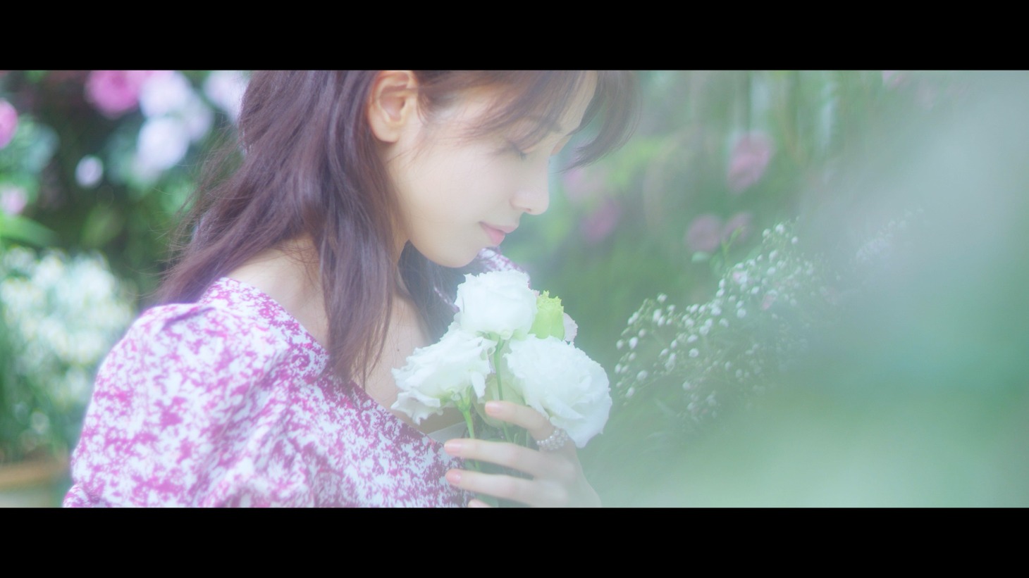 AKB48「君がいなくなる12月」MVのワンシーン。