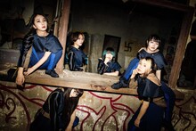 GO TO THE BEDS時代のPARADISESアーティスト写真。写真左下がユイ・ガ・ドクソン、右側下がココ・パーティン・ココ。