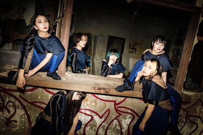 GO TO THE BEDS時代のPARADISESアーティスト写真。写真左下がユイ・ガ・ドクソン、右側下がココ・パーティン・ココ。