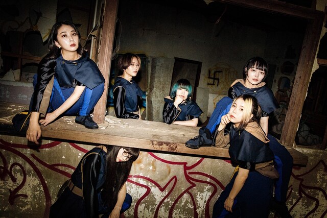 GO TO THE BEDS時代のPARADISESアーティスト写真。写真左下がユイ・ガ・ドクソン、右側下がココ・パーティン・ココ。