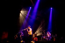 大阪公演のUNISON SQUARE GARDEN。（Photo by Viola Kam［V'z Twinkle］）