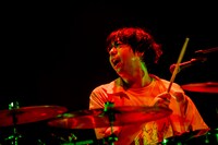 鈴木貴雄（Dr / UNISON SQUARE GARDEN）（Photo by Viola Kam［V'z Twinkle］）