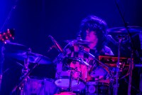 田中そい光（Dr / 黒子首）（Photo by Viola Kam［V'z Twinkle］）