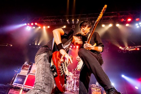 左から田淵智也（B / UNISON SQUARE GARDEN）、斎藤宏介（Vo, G / UNISON SQUARE GARDEN）。（Photo by Viola Kam［V'z Twinkle］）