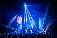 femme fataleの新曲「Club Moon」パフォーマンスの様子。