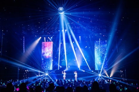 femme fataleの新曲「Club Moon」パフォーマンスの様子。