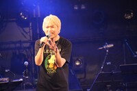 茂木欣一（Dr）（写真提供：Sony Music Artists）