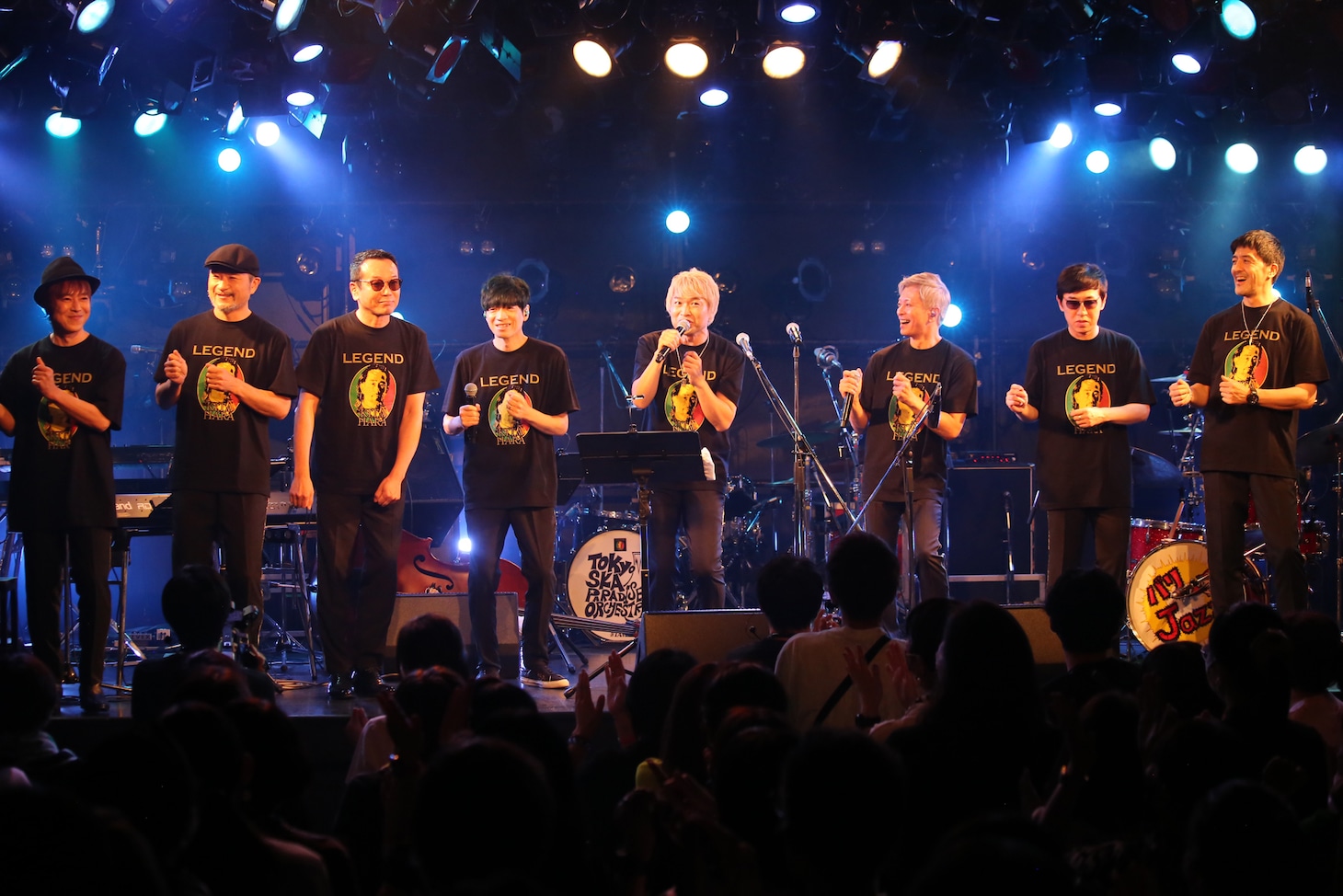 北原雅彦Tシャツを着て登場したスカパラの8人。（写真提供：Sony Music Artists）