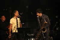 北原雅彦（Tb）と谷中敦（Baritone Sax）。（写真提供：Sony Music Artists）