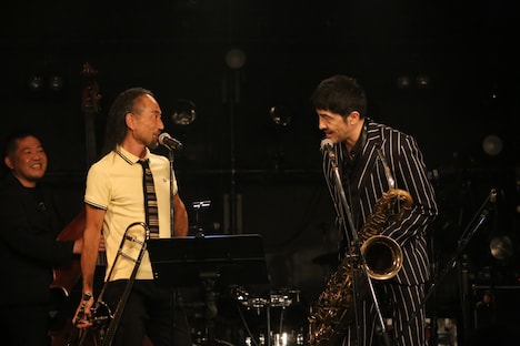 北原雅彦(Tb)と谷中敦(Baritone Sax)。(写真提供:Sony Music Artists)