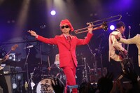 赤スーツと赤頭巾姿の北原雅彦（Tb）。（写真提供：Sony Music Artists）