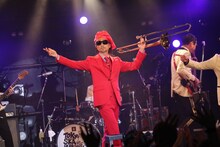 赤スーツと赤頭巾姿の北原雅彦（Tb）。（写真提供：Sony Music Artists）