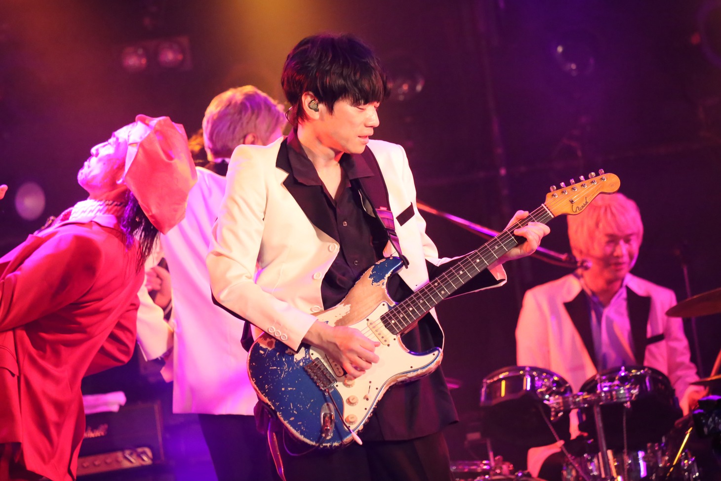 加藤隆志（G）（写真提供：Sony Music Artists）