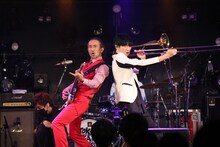 楽器を交換した北原雅彦（Tb）と加藤隆志（G）。（写真提供：Sony Music Artists）