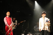 北原雅彦（Tb）への手紙を読み上げるNARGO（Tp）。（写真提供：Sony Music Artists）