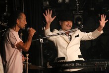 北原雅彦（Tb）と沖祐市（Key）。（写真提供：Sony Music Artists）