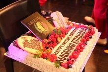北原雅彦（Tb）のバースデーケーキ。（写真提供：Sony Music Artists）