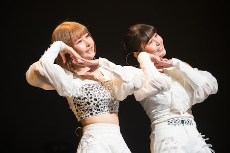 femme fatale。左から戦慄かなの、頓知気さきな。