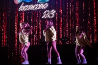 激しいダンスでフロアを煽る戦慄ビッチーズ。