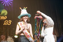 誕生日を盛大に祝福される戦慄かなの（左）。