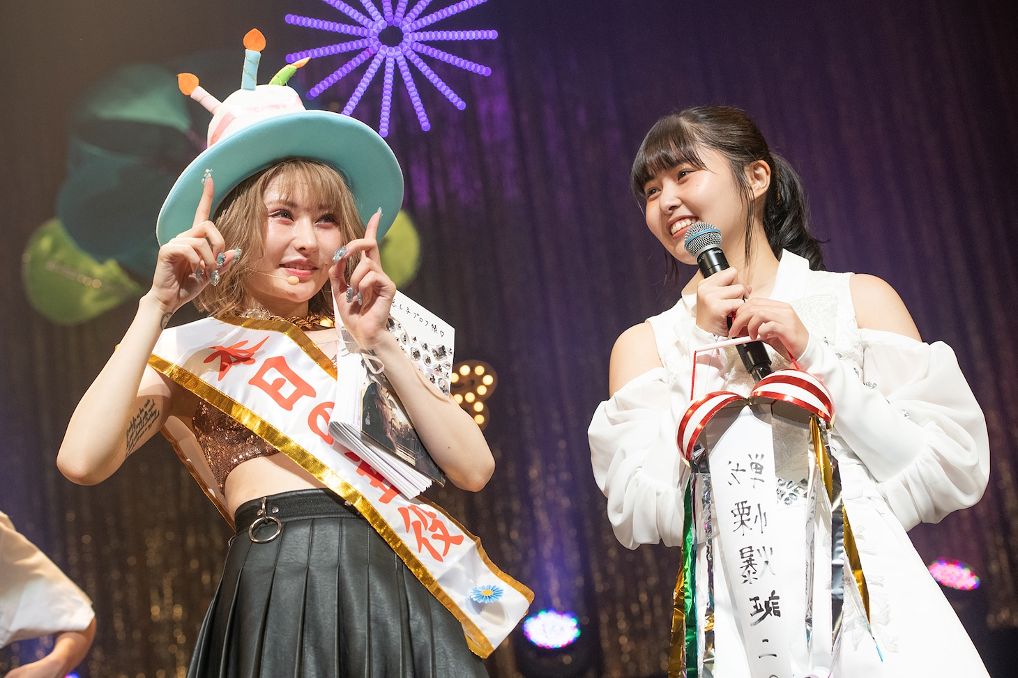 誕生日を盛大に祝福される戦慄かなの（左）。