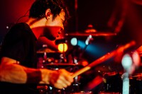 かみじょうちひろ（Dr / 9mm Parabellum Bullet）（撮影：西槇太一）