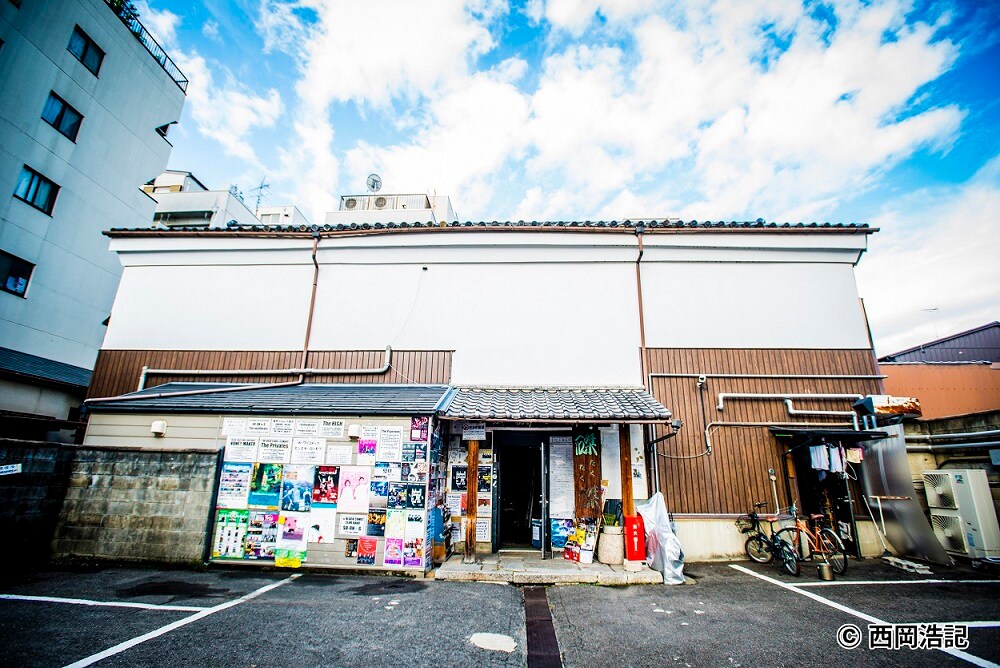 京都・磔磔外観 - 京都のライブハウス磔磔に密着した