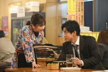 左から与田祐希（乃木坂46）、小栗旬。(c)TBS