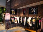 hide × glambコラボアイテム展示会開催中、先着でノベルティステッカーもらえる