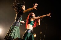 左から鎮目のどか、藍染カレン（ZOC）。