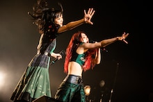 左から鎮目のどか、藍染カレン（ZOC）。