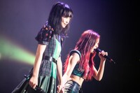 左から鎮目のどか、藍染カレン（ZOC）。