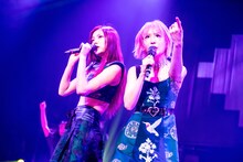 左から藍染カレン、大森靖子（ZOC）。