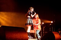 左から西井万理那（ZOC）、そわんわん。