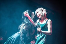 左から雅雀り子、大森靖子（ZOC）。