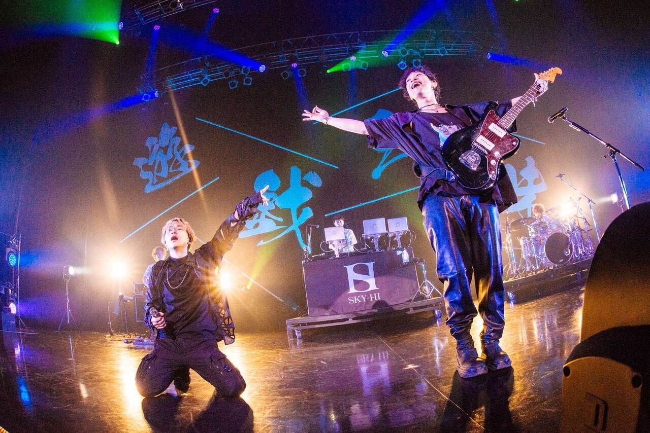 「Dive To World」ライブ映像より。