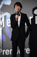 MCの有働由美子からライブフィルムのタイトルの言い間違いを指摘される櫻井翔（嵐）。