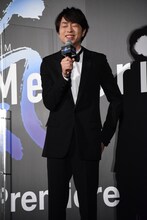 MCの有働由美子からライブフィルムのタイトルの言い間違いを指摘される櫻井翔（嵐）。