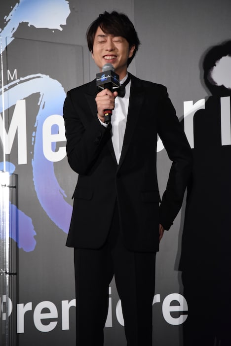 MCの有働由美子からライブフィルムのタイトルの言い間違いを指摘される櫻井翔(嵐)。