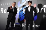 左から堤幸彦、櫻井翔。