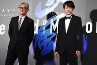 左から堤幸彦監督、櫻井翔（嵐）。