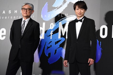左から堤幸彦監督、櫻井翔(嵐)。