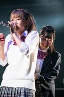 近藤沙瑛子（後ろ）の自己紹介を奪う吉沢朱音（手前）。