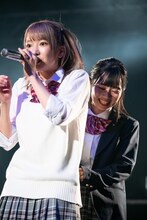 近藤沙瑛子（後ろ）の自己紹介を奪う吉沢朱音（手前）。